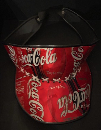 8669-2 € 3,00 coca cola zonneklep gemaakt van blikje.jpeg